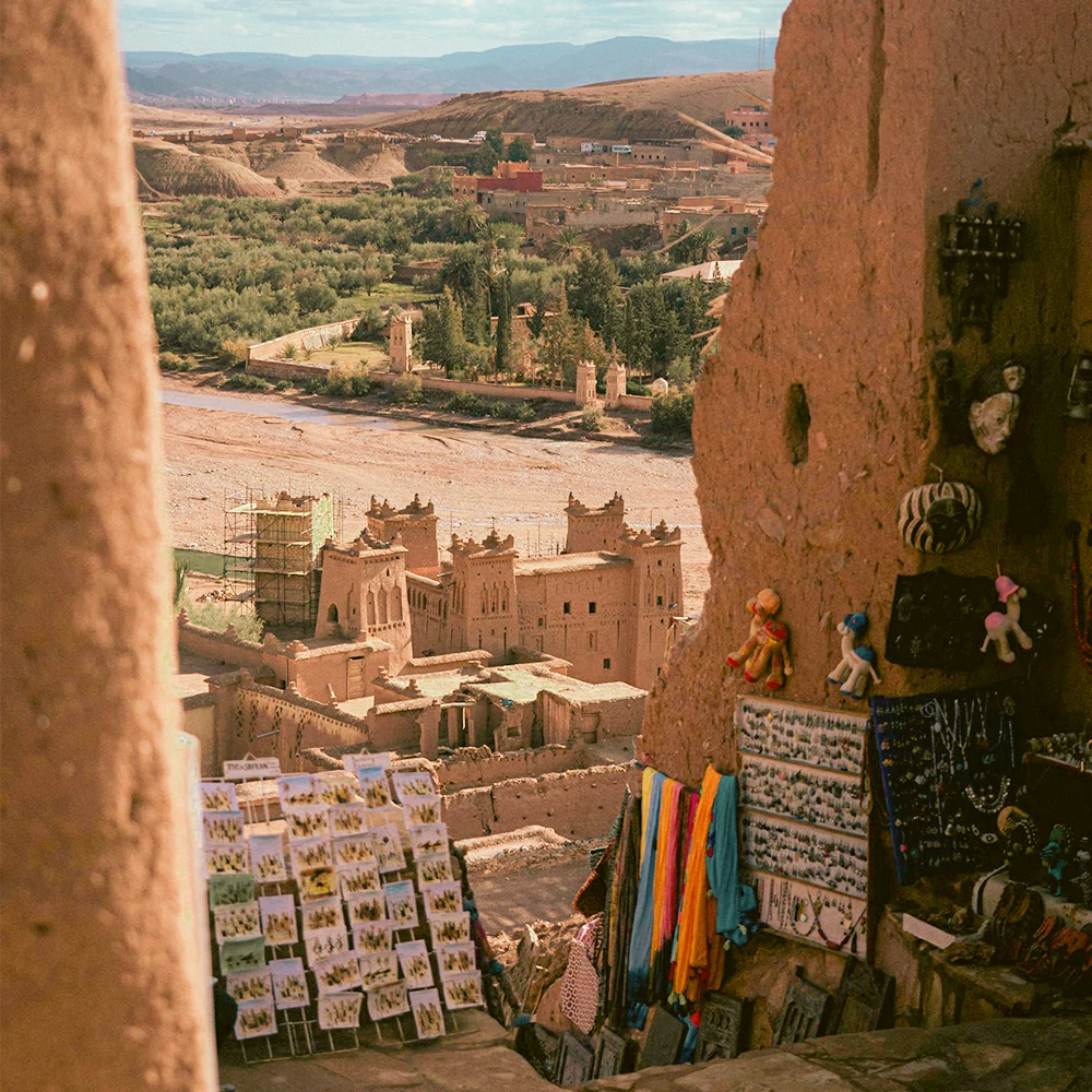 Visiting Ait Ben Haddou is like stepping into a living history book. The kasbah is a maze of narrow alleys, stunning architectural features, and ancient homes that have stood the test of time. Here are the top experiences you should not miss during your visit to this UNESCO-listed wonder